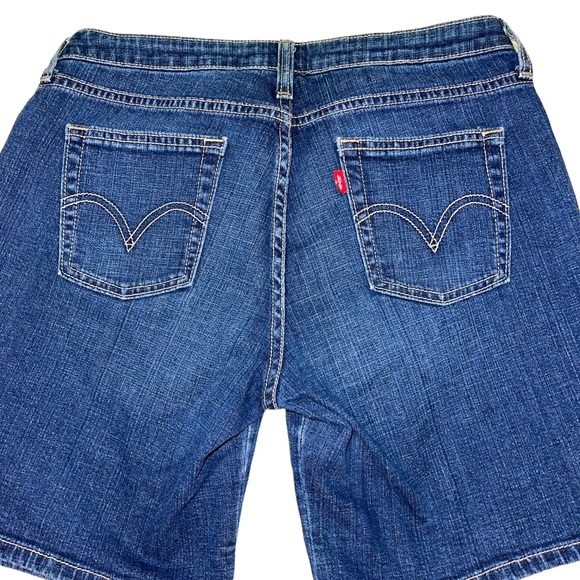 Levi’s 545 Women’s Denim Shorts Med Wash EUC Size 6 - Picture 4 of 4